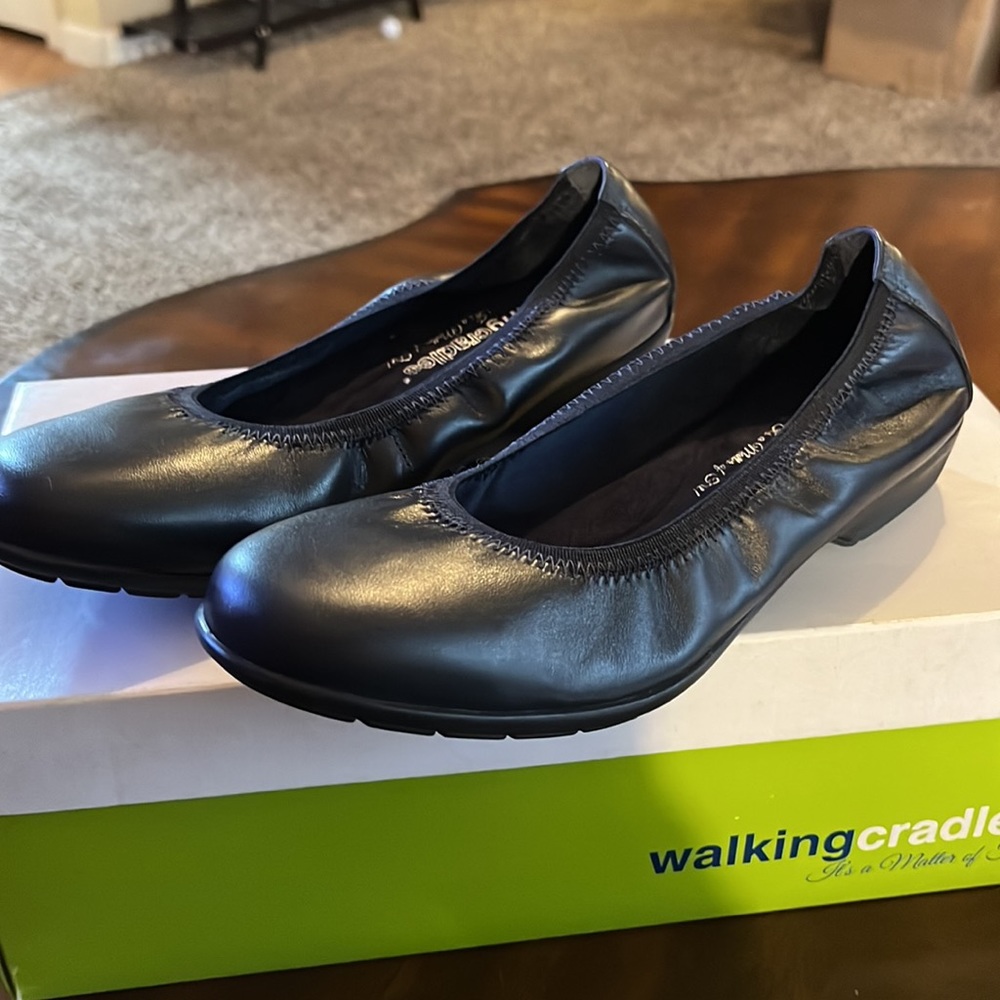(#137) Ladies Navy flats by Walking Cradles. Size 6 1/2 medium. New in the box
